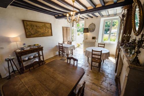 滨海科勒维尔Ferme du Loucel的一间带桌椅的房间和一间用餐室