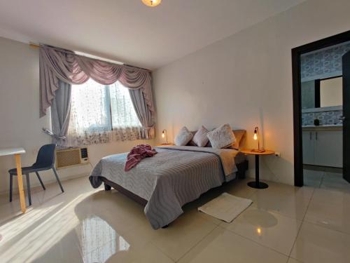 瓜亚基尔Lola's House Guayaquil Self Check-In & B&B的一间卧室设有一张大床和一个窗户。