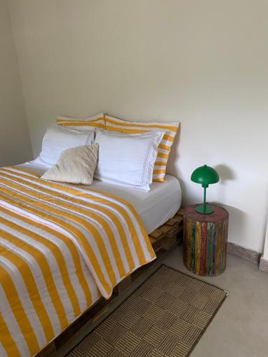 尼泰罗伊Cantinho na natureza perto das praias的一间卧室配有一张床和一张绿灯。
