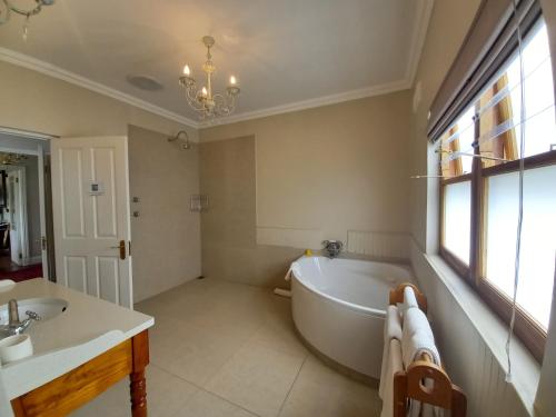 奥茨胡恩拉盆什旅馆的带浴缸和盥洗盆的浴室