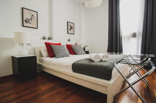 塞维利亚AZZ Sevilla Torre de la Plata Apartamentos的一间卧室配有一张带两个枕头的床