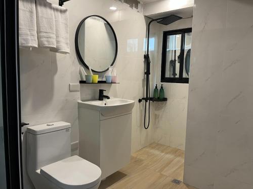 台南鹿鹿・小品的一间带卫生间、水槽和镜子的浴室