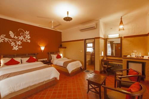 索拉哈奇旺绿色公园的酒店客房配有两张床和一张书桌