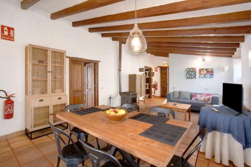 巴尔韦尔德Las Adelfas的客厅配有木桌和椅子