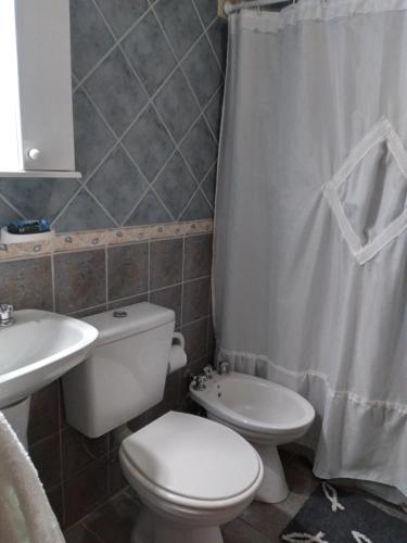 费德拉西翁Casa Magali的浴室配有白色卫生间和盥洗盆。