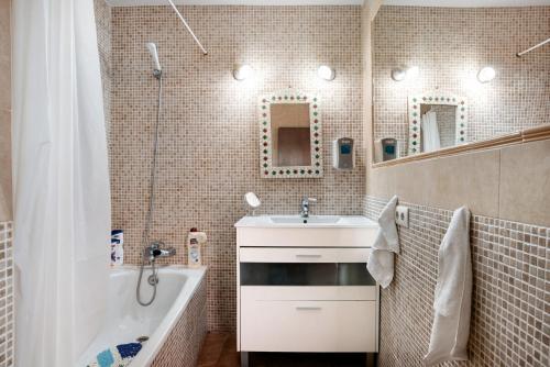 贝赫尔-德拉弗龙特拉Casa Chipiron的一间带水槽、浴缸和淋浴的浴室