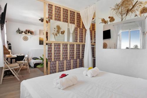 贝赫尔-德拉弗龙特拉Casa Chipiron的卧室配有2条白色毛巾。