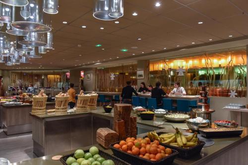 莱德萨阿尔卑斯Villages Clubs du Soleil - LES 2 ALPES的餐厅内供应水果和蔬菜自助餐