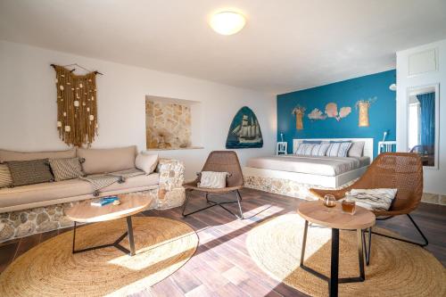 斯塔拉巴斯卡Libera Apartments的客厅配有沙发和1张床