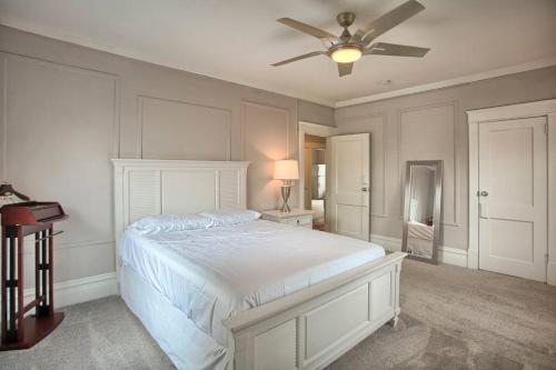 哈里斯堡Suites on Seneca - Beautiful 1 Bedroom Apartment的一间卧室配有一张床和吊扇