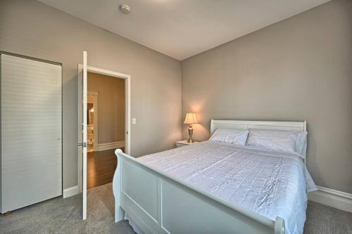 哈里斯堡Suites on Seneca - Lovely 2 Bed 1 Bath Apartment的卧室配有一张白色大床和门廊。