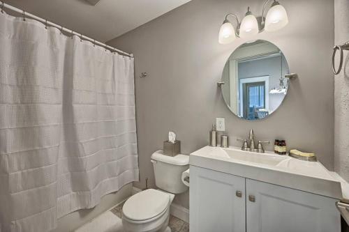 哈里斯堡Suites on Seneca - Lovely 2 Bed 1 Bath Apartment的一间带卫生间、水槽和镜子的浴室