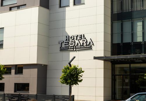 普里兹伦Hotel Tesara的建筑物一侧的标志