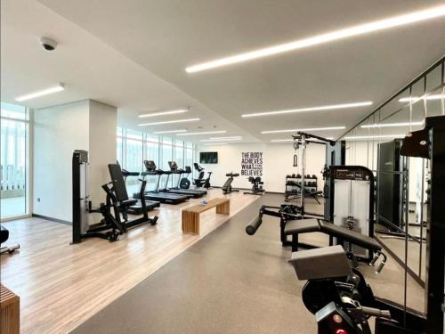 迪拜Luxurious Beachfront Apartment的一间健身房,里面配有跑步机和机器