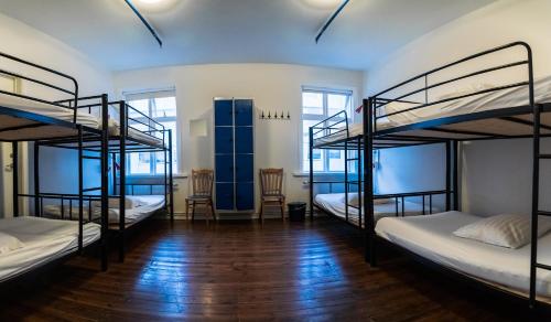 阿克雷里阿库雷里背包客旅馆的客房设有四张双层床,铺有木地板。