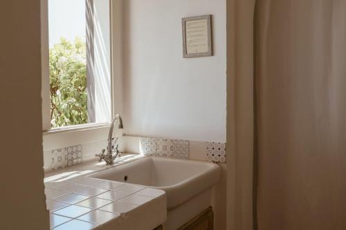 加利波利马赛利亚夫吉酒店的一间带水槽和窗户的浴室