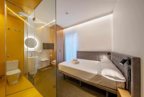 阿利坎特Nature by Raidom的一间卧室配有一张床,浴室设有淋浴。