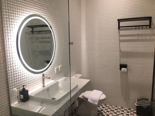 RampalEsma Family GuestHouse的一间带水槽、镜子和卫生间的浴室