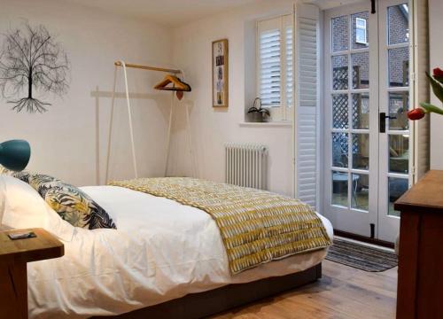 ShotteryThe Snug Entire home Sleeps 2, Stratford upon Avon的一间卧室配有一张黄色毯子床