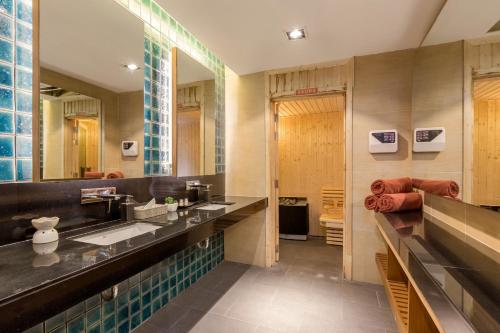 The Charm Resort Phuket - SHA Certified的一间浴室