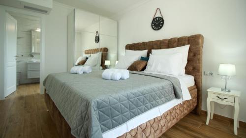 Sveti IvanVilla Sara的卧室配有带白色枕头的大床
