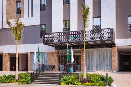 吉达idles By Staytion Serviced Apartments的前面有楼梯和棕榈树的酒店