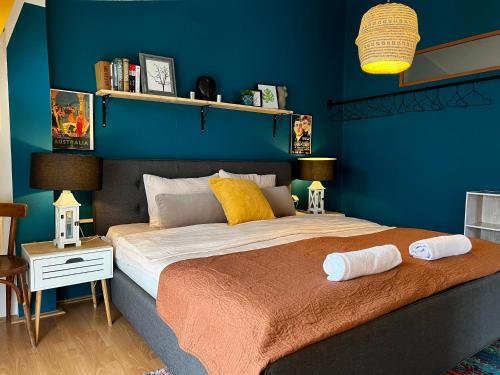 普里什蒂纳Light and Bright Central的一间卧室设有一张蓝色墙壁的大床