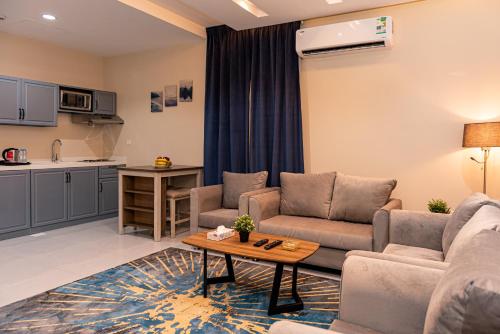 吉达idles By Staytion Serviced Apartments的客厅配有沙发和桌子