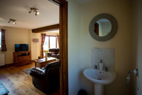 Llanddewi YstradennyPentre Fawr的客厅设有水槽和镜子