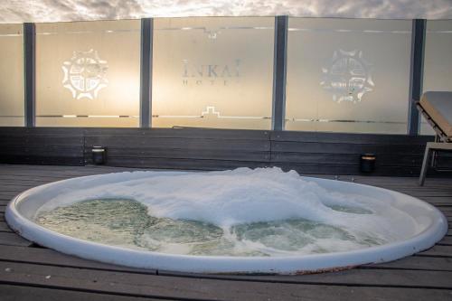 萨尔塔Hotel Inkai的建筑物前的浴缸里满是雪
