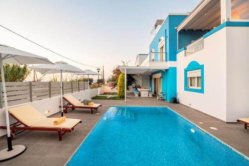 马斯蒂查里Seabreeze Villa - with Jacuzzi & heated pool的一座带游泳池和房子的别墅