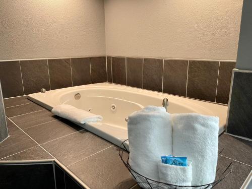 HendersonLake Norfork Resort的浴室配有带毛巾的浴缸。