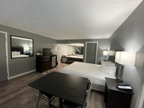 HendersonLake Norfork Resort的酒店客房配有一张床铺和一张桌子。