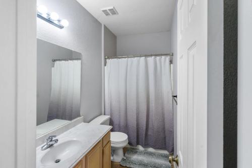 罗阿诺克Roanoke Hidden Oasis Resort Style Living的白色的浴室设有水槽和卫生间。