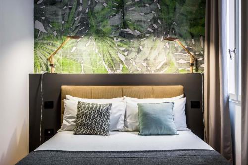 博洛尼亚Design Club Collection的一间卧室配有一张壁画大床