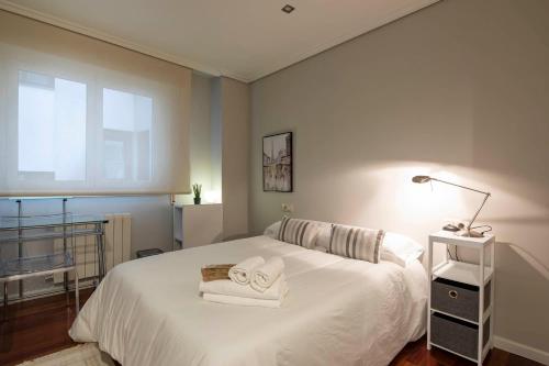 维戈Paraguay 14的卧室配有白色床和毛巾