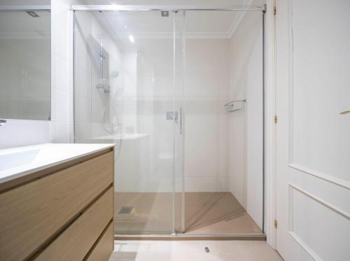 维戈Paraguay 14的浴室里设有玻璃门淋浴