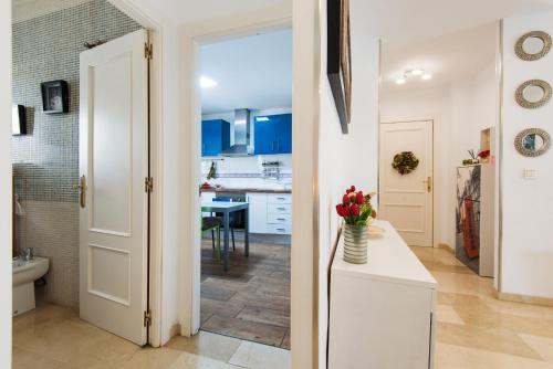 贝纳尔马德纳NEW ROYAL TORREQUEBRADA 2 Pets friendly & ideal for family groups的厨房配有蓝色橱柜和白色门
