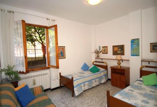 蒙特罗索阿尔马雷维森则纳公寓的一间卧室设有两张床和窗户。