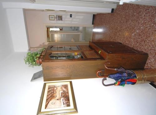 蒙特罗索阿尔马雷维森则纳公寓的一张房间模型,地板上画着一张照片