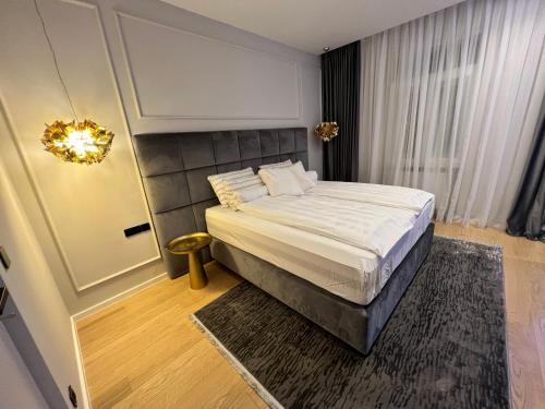 萨格勒布SDesign Luxury Zagreb apartment的一间卧室配有一张床和一个吊灯