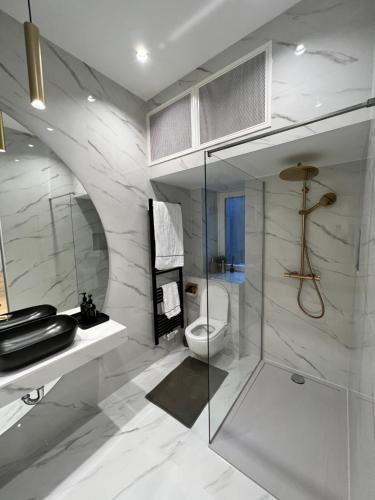 萨格勒布SDesign Luxury Zagreb apartment的一间带卫生间和玻璃淋浴间的浴室