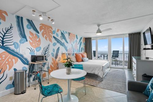 圣徒皮特海滩Island Inn Beach Resort的卧室配有一张床和一张桌子