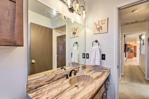 阿罗约格兰德Retro House with Deck and Arroyo Grande View的一间带水槽和大镜子的浴室