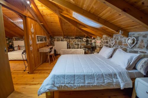 DhafnésVilla Galateia的一间带一张床的卧室,位于带木制天花板的房间内