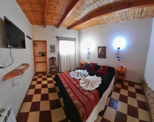 麦马拉Hosteria Andina的一间卧室配有一张床,铺有一个 ⁇ 板地板