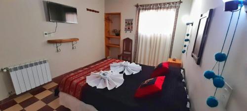 麦马拉Hosteria Andina的一间卧室,床上放着鲜花