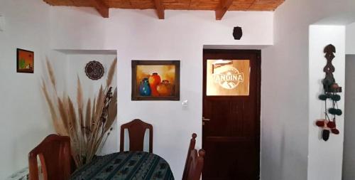 麦马拉Hosteria Andina的一间设有门、桌子和椅子的房间