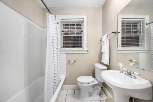 俄克拉何马城Elegant and Historic Getaway Close to Everything的白色的浴室设有卫生间和水槽。