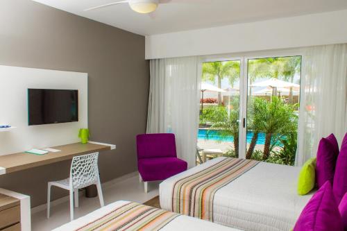La MiraLD Plus的酒店客房设有两张床、一张书桌和一个窗户。